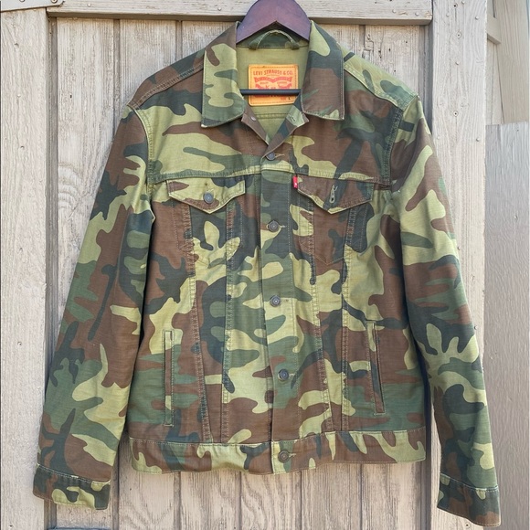 Levi’s mens camo Jean jacket size large